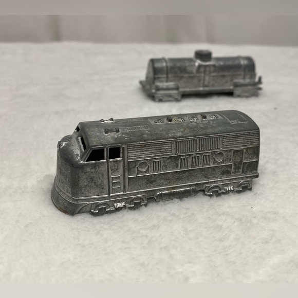 midgetoy vintage metal toy train Lot Of 2 Train Cars - Picture 12 of 16